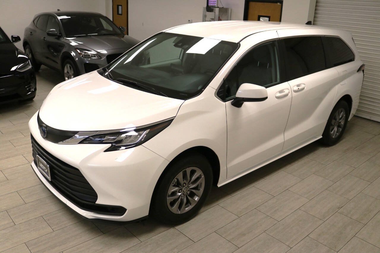 Used 2023 Toyota Sienna LE AWD/4WD image 97