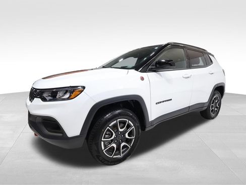 Used 2025 Jeep Compass Trailhawk AWD/4WD image 8