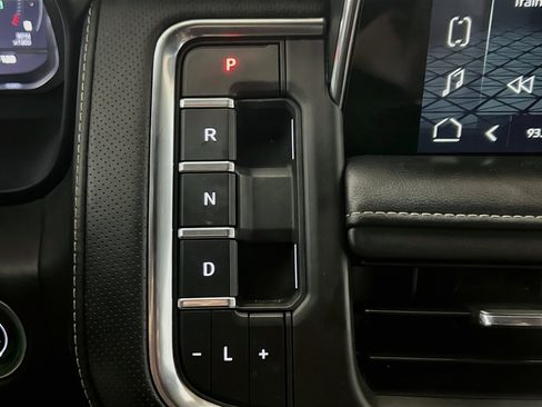 Used 2022 GMC Yukon XL SLT w/ SLT Premium Package AWD/4WD image 12