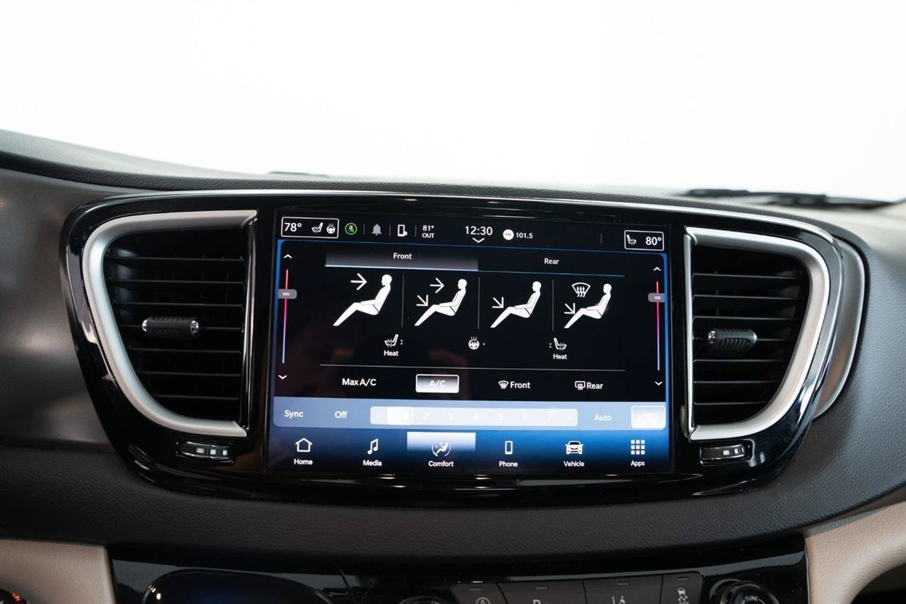 Used 2024 Chrysler Pacifica Touring-L FWD image 17