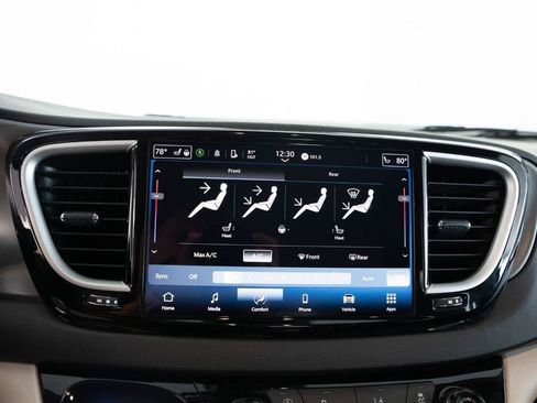 Used 2024 Chrysler Pacifica Touring-L FWD image 17