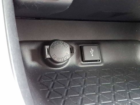 Used 2022 Toyota RAV4 LE image 23