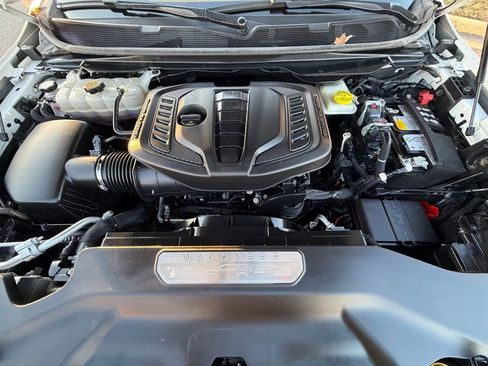 Certified 2024 Jeep Wagoneer L Series II w/ Flexible Seating Group image 16