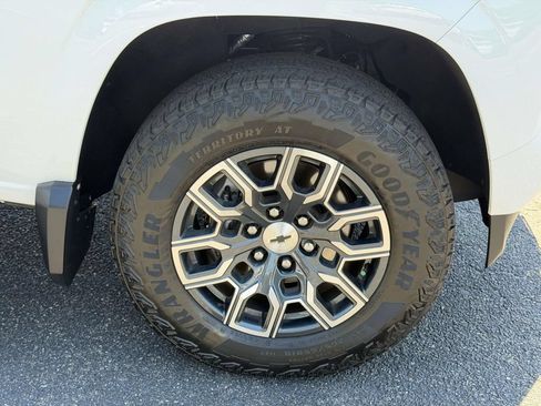 Used 2024 Chevrolet Colorado Z71 w/ Z71 Convenience Package 2 AWD/4WD image 25