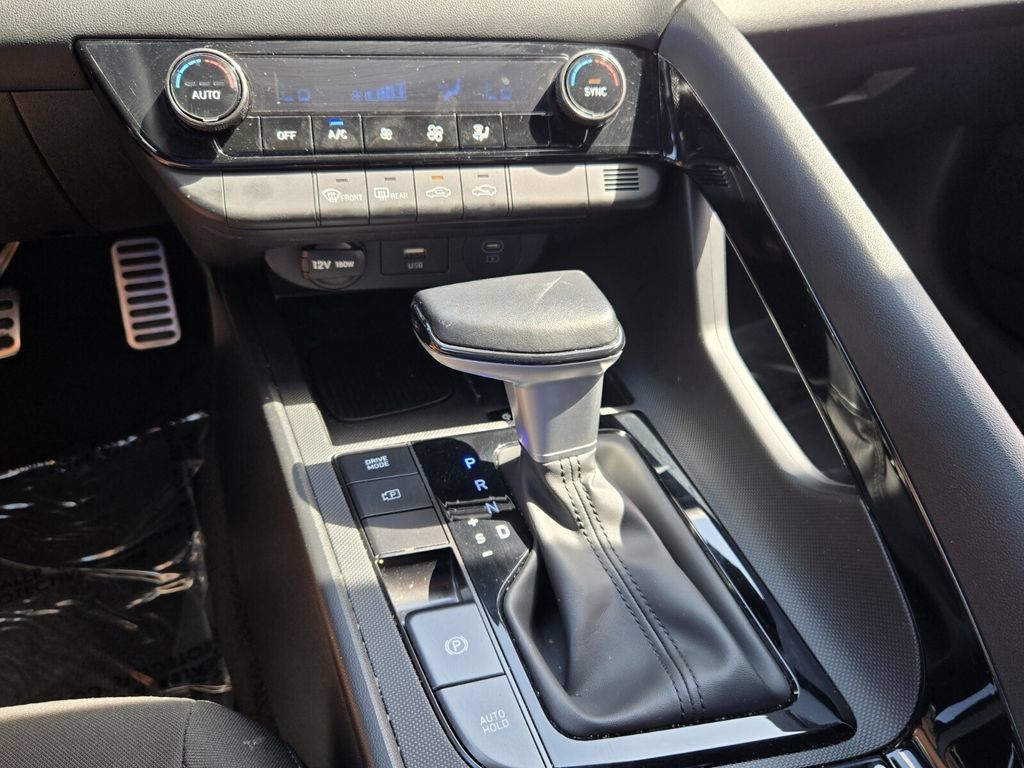 Certified 2025 Hyundai Elantra SEL FWD image 17