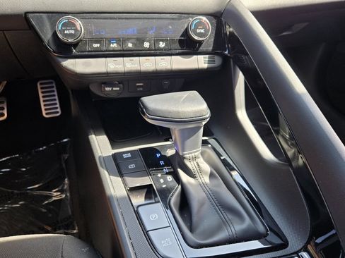 Certified 2025 Hyundai Elantra SEL FWD image 17