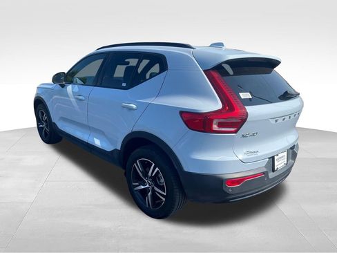 Used 2024 Volvo XC40 B5 Core AWD/4WD image 3