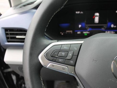 Used 2022 Volkswagen Taos SE w/ Panoramic Sunroof Package image 18