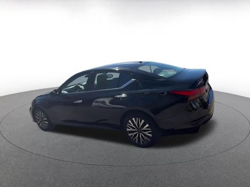 Used 2025 Nissan Altima 2.5 SV image 9