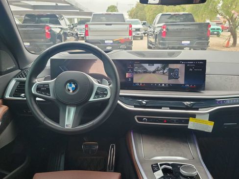 Used 2025 BMW X5 xDrive40i w/ M Sport Package AWD/4WD image 14