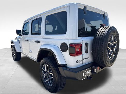 Used 2025 Jeep Wrangler Unlimited Sahara AWD/4WD image 3
