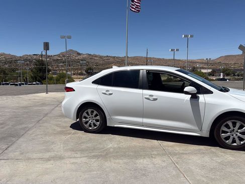 Used 2022 Toyota Corolla LE FWD image 5