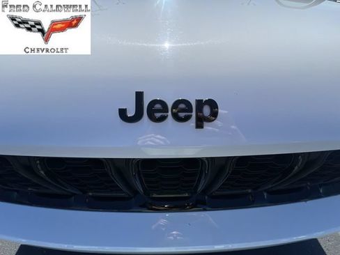 Used 2025 Jeep Grand Cherokee Altitude AWD/4WD image 36