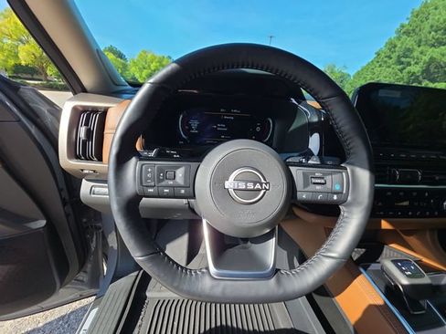 Used 2024 Nissan Pathfinder Platinum FWD image 14