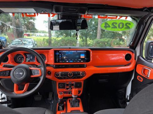 Used 2024 Jeep Gladiator Sport AWD/4WD image 17