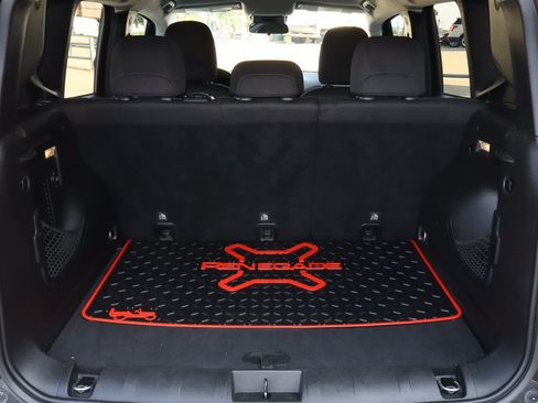 Used 2017 Jeep Renegade Altitude FWD image 9