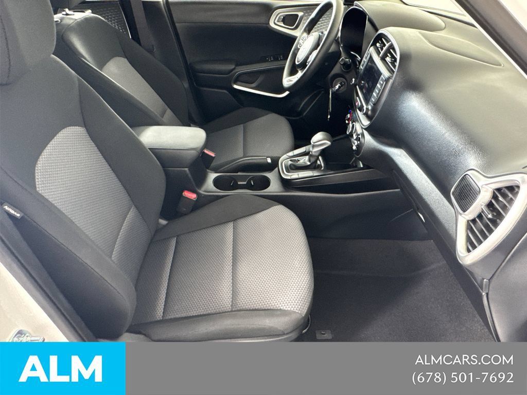 Used 2025 Kia Soul LX w/ LX Technology Package FWD image 16