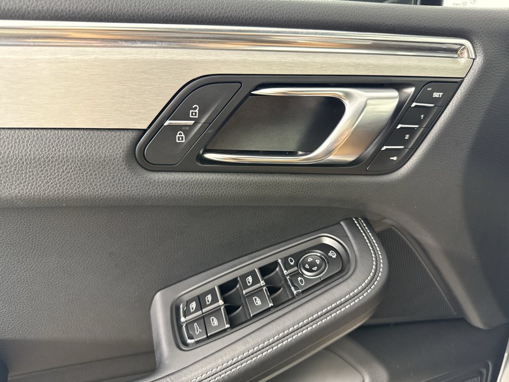 Certified 2026 Porsche Macan Turbo AWD/4WD image 33