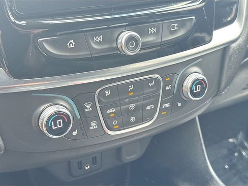Used 2023 Chevrolet Traverse LT FWD image 15