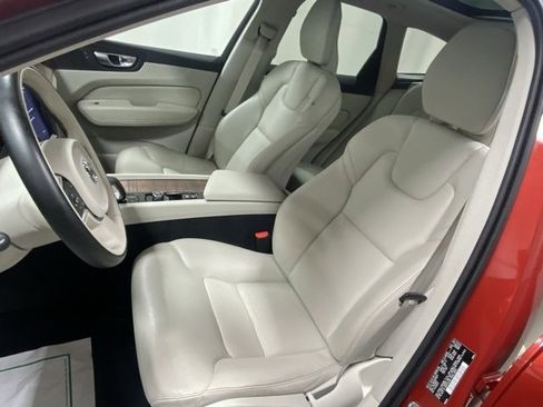 Used 2022 Volvo XC60 B5 Momentum w/ Climate Package image 11
