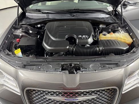 Used 2019 Chrysler 300 Touring w/ Chrome Appearance Package image 34