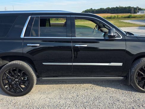 Used 2019 Cadillac Escalade Platinum AWD/4WD image 2