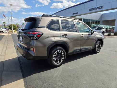 Used 2025 Subaru Forester Premium AWD/4WD image 4