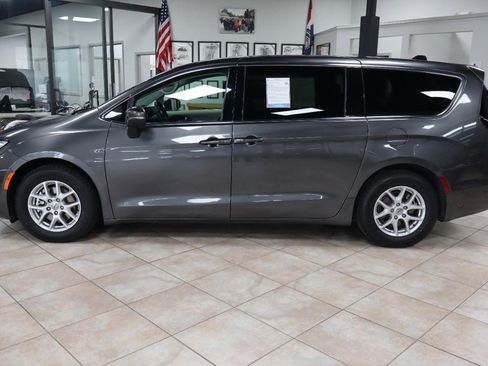 Used 2023 Chrysler Pacifica Touring-L FWD image 3