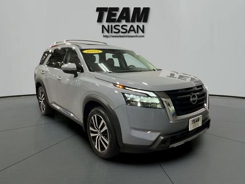 Certified 2025 Nissan Pathfinder Platinum w/ Cargo Package AWD/4WD image 1