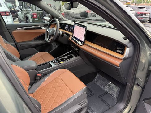Used 2025 Volkswagen Tiguan SEL R-Line AWD/4WD image 30