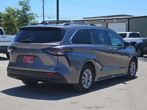 Used 2023 Toyota Sienna XLE FWD image 5