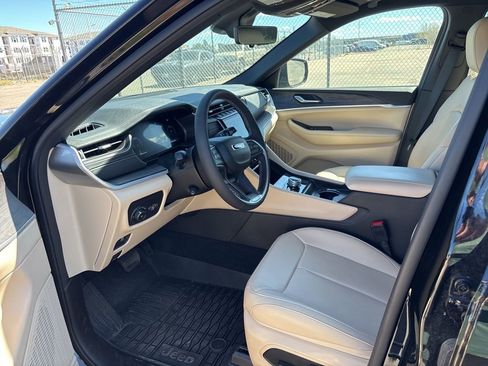 Used 2025 Jeep Grand Cherokee L Limited w/ Luxury Tech Group II image 9