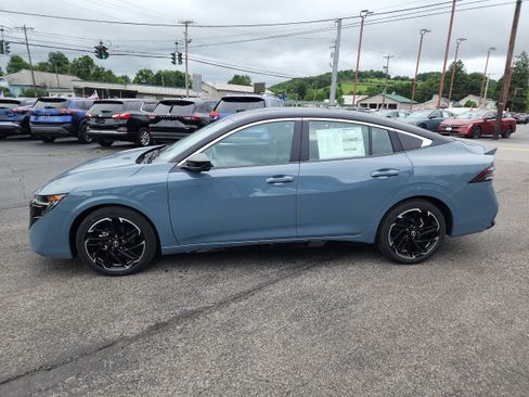 New 2026 Nissan Sentra SR w/ SR Premium Package FWD image 5