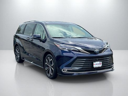 Used 2025 Toyota Sienna Platinum FWD image 3