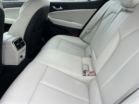 Used 2025 Genesis G70 2.5T image 15