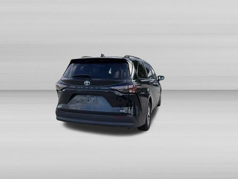 Used 2025 Toyota Sienna XLE FWD image 7