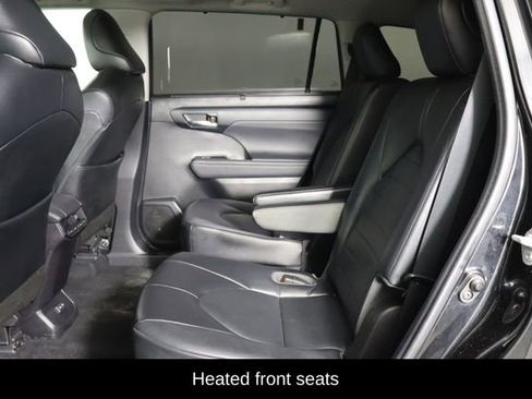 Used 2022 Toyota Highlander XLE FWD image 16