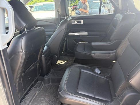 Used 2022 Ford Explorer Limited w/ Equipment Group 301A AWD/4WD image 6