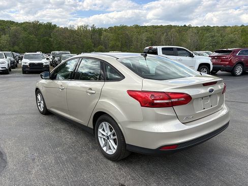 Used 2017 Ford Focus SE FWD image 2