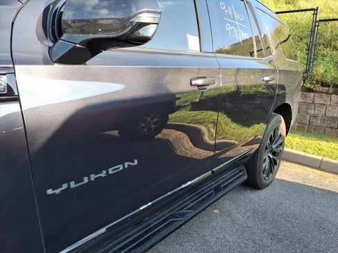 Used 2023 GMC Yukon SLT w/ SLT Luxury Package AWD/4WD image 5