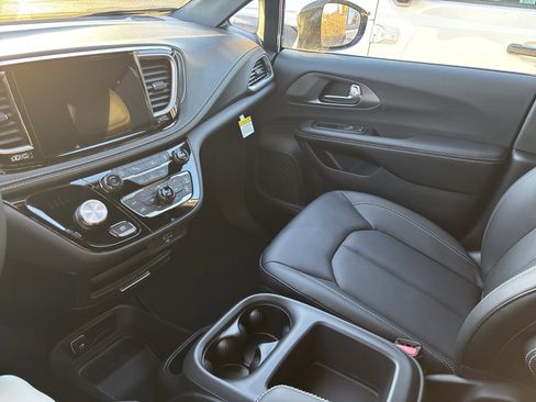 New 2026 Chrysler Pacifica Select image 24
