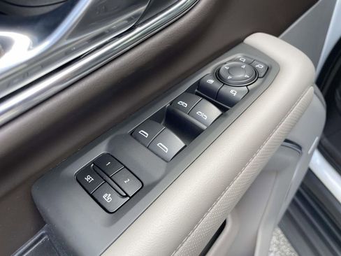 Used 2023 GMC Yukon SLT w/ SLT Luxury Package image 17