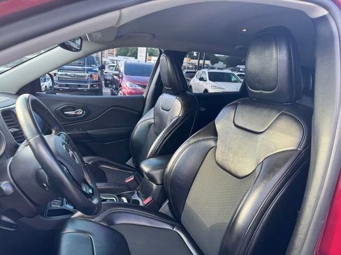 Used 2019 Jeep Cherokee Latitude Plus FWD image 13