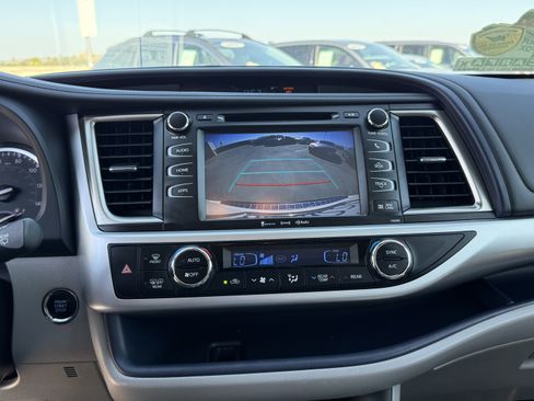 Used 2019 Toyota Highlander XLE w/ Carpet Mat Package (TMS) FWD image 28