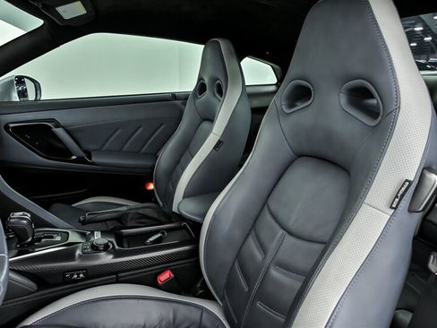 Used 2020 Nissan GT-R Premium AWD/4WD image 23
