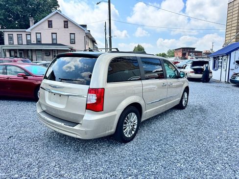 Used 2015 Chrysler Town & Country Touring-L w/ Driver Convenience Group FWD image 4