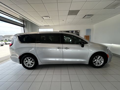 Used 2026 Chrysler Pacifica Select FWD image 6