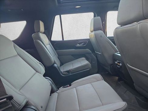 Used 2022 GMC Yukon SLT w/ SLT Premium Package image 16