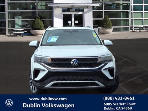 Certified 2023 Volkswagen Taos SE w/ Panoramic Sunroof Package FWD image 2
