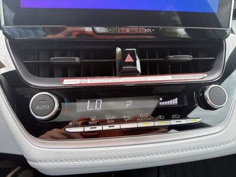Used 2025 Toyota Corolla SE w/ SE Premium Package FWD image 10
